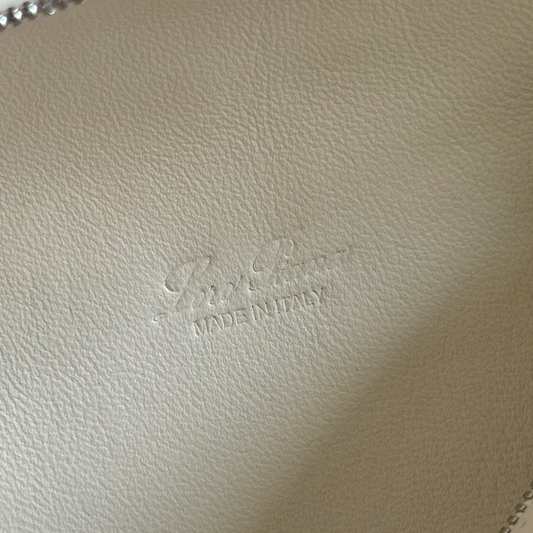p1160💋💋💋【Original leather all-steel configuration counter complete package】 𝐋𝐨𝐫𝐨 𝐏𝐢𝐚𝐧@ Extra pocket L19 series handbag/crossbody bag The most comfortable life is when it is not defined, just like loro The material design of pian@ does not require complicated design styles. The simple and soft outline is elegant and durable, like an exquisite cosmetic case, which perfectly balances appearance and functionality. The leather is delicate and feels as soft as butter. The small bag has a large capacity. It is not only portable with a thin shoulder strap, but can also be worn cross-body. Sisters who have a special liking for minimalist style can buy it. It is simple and versatile. The simpler, the more different. Stars and Instagram celebrities are all planting it. There are two sizes of 19 cm and 27 cm. One is exquisite and casual, and the other is elegant and grand. Size: Small: length 19×width 7×height 12cm (